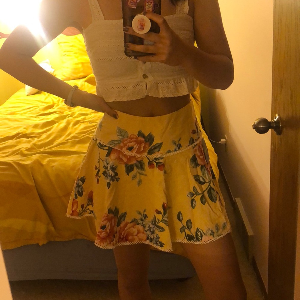 Cute summery yellow mini skirt
